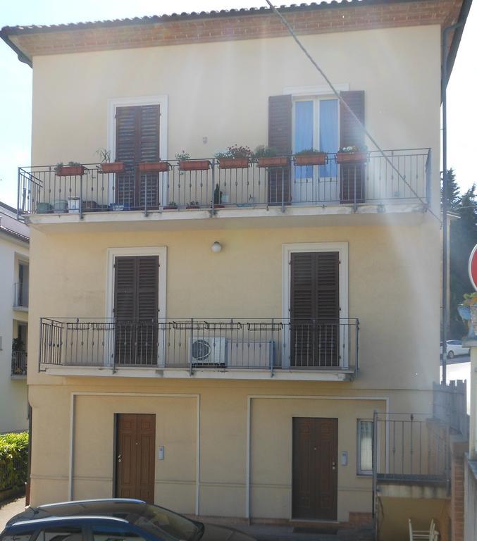 B&B La Luna Dal Borgo Iesi Quarto foto