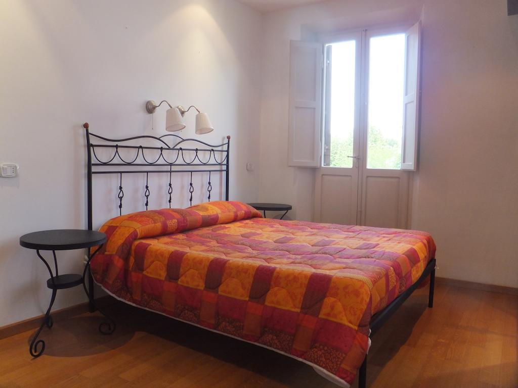 B&B La Luna Dal Borgo Iesi Quarto foto