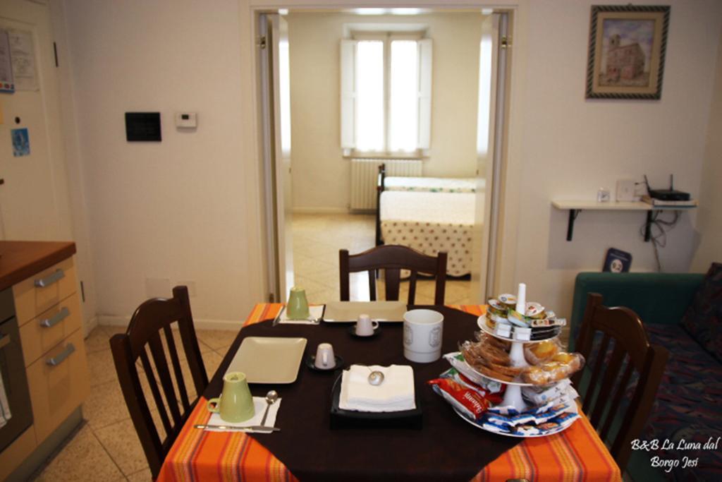 B&B La Luna Dal Borgo Iesi Exterior foto